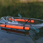 Canoe inferiori di vetro sgombre del mare, pescherecci di plastica di due uomini con il timone