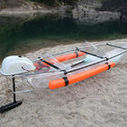 Il doppio kajak facente un giro turistico della visione, si siede sulla canoa per i laghi tourist Attractions