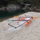 Il doppio kajak facente un giro turistico della visione, si siede sulla canoa per i laghi tourist Attractions