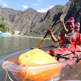 il doppio si siede sulla chiara canoa superiore/kajak trasparente di plastica, chiara barca con progettazione rispettabile, piccole barche di plastica