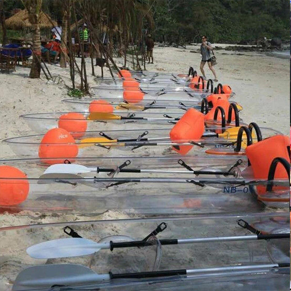 il doppio si siede sulla chiara canoa superiore/kajak trasparente di plastica, chiara barca con progettazione rispettabile, piccole barche di plastica
